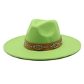 Dettaglio cappello in lana verde con fascia in pelle marrone e borchie in metallo - Adulto 56-59cm / Verde mela