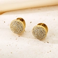Gros plan de boucles d'oreilles ovales dorées avec zircons pavés sur fond pierre - Créoles Rondes Pleines de Strass (KE114645-KFC) / Or