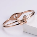 Eleganter Armreif in Roségold mit Schmetterling und Zirkonia auf weißem Stein - Roségold