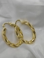Detail von gedrehten goldenen Creolen mit Spiralstruktur auf weißem Seidenstoff - Spiralförmig Gedrehter Stil (TER40441) / Gold