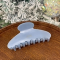 Dettaglio di una pinza per capelli azzurra opaca su un vassoio di legno decorato - Blu - Testa Rotonda 8 Denti