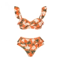 Set bikini arancione a fiori con volant e slip a vita alta su sfondo bianco neutro - S / Set Bikini 2 Pezzi