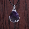 Halskette mit violettem Kristall-Wassertropfenanhänger und silberner Blattfassung - Amethyst