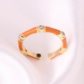 Detail eines orangefarbenen Emaille-Bambusrings mit Gold-Finish und Zirkon auf Seide - Einstellbar Offen / Orange