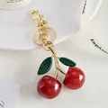 Porte-clés cerise rouge scintillant avec feuilles vertes et fermoir en métal doré - Or + Doubles Feuilles Vertes Cerise Rouge