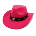 Détail du chapeau de cowboy en feutre rose avec rivets étoiles et boucle cœur - Rose Rouge