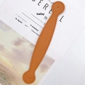 Correa de muñeca de cuero caramelo con pespuntes y puntas redondas para bolsos - Tostado