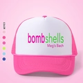 Cappellino trucker in rete rosa e bianco con stampa Bombshells e chiusura regolabile - Bianco e Rosso Rosa
