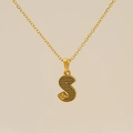 Collier en acier doré avec un pendentif lettre S texturé au design rétro chic - Lettre S