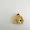 Detail der gelben Baby-Strickmütze mit niedlichem 3D-Küken-Design und weichem Plüschstoff - 6-24 Monate / Gelb-Küken