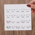 Lot de 12 paires de boucles d'oreilles argentées avec perles sur une carte à bijoux - E1697-2