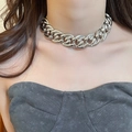 Dettaglio di una collana a catena d'argento spessa indossata da una modella con luce naturale - Collana - Argento