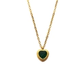 Elegante collar de titanio dorado con colgante de corazón de circón verde sobre blanco - Dorado + Circonita verde
