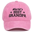Détail macro de la casquette rose en coton délavé avec broderie World's Best Grandpa - Réglable / Rose