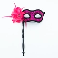 Maschera per travestimento rosa con paillettes, fiori di seta, piume e manico a mano - Con Manico / Rosa Rossa