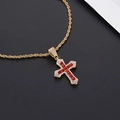 Détail du collier croix dorée avec zircons rouges carrés et micro-pavé de pierres blanches - Collier Croix en Or avec Pierre Rouge