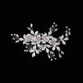 Silberne Brauthaarspange mit Strass-Blumen und Blattdesign auf schwarzem Hintergrund - Silberne Haarklammer