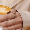 Detailopname van een verstelbare zilveren ring met drie kralen om een vinger gedragen - US 6 / Zilver