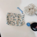 Detail van de katoenen bloemenetui met blauwe ritssluiting voor lippenstift - Beige met kleine bloemen