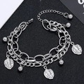 Dettaglio del bracciale multistrato in acciaio inossidabile con ciondoli a foglia e sfere - Stile 4-Foglie/Perline