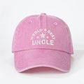 Détail de la broderie World's Best Uncle sur une casquette en coton rose délavé - Taille unique / Rose