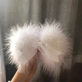 Dettaglio ravvicinato di un fermaglio per capelli in piume bianche con fiocco in nastro - Fiocco Bianco Singolo