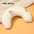 Cremeweißes sichelförmiges Haustierkissen mit Kirschstickerei und weichem Plüschstoff - 26*18*7cm / Creme