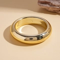 Detail eines minimalistischen breiten goldenen Armreifs mit hochglanzpoliertem Spiegel-Finish - Gold
