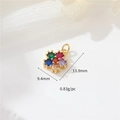 Dettaglio macro del ciondolo a fiore placcato oro 14k con zirconi colorati e dimensioni - Fiore Multicolore