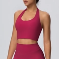 Dettaglio del reggiseno sportivo rosa a lupetto e leggings a vita alta coordinati - Taglia S / Top / Carminio
