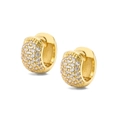 Detail von goldenen Huggie-Creolen mit Mikro-Pavé-Zirkonia-Kristallen auf weißem Hintergrund - Gold Weißer Zirkonia