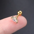 Makroaufnahme des winzigen goldenen Zirkonia-Ohrsteckers auf Fingerspitzen zur Größe - Einzelner Marquise (CC014-2) / Gold