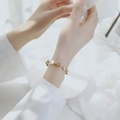 Dettaglio di un bracciale minimalista a maglia serpente dorato con ciondoli a disco tondo - Bracciale a 8 dischi-Oro
