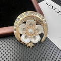 Broche fleur de lune dorée avec perle et cristaux sur un fond décoratif élégant - BZ043 Fleur de Lune