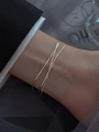 Pulsera de doble cadena de láminas en acero inoxidable dorado en la muñeca de una mujer - Dorado