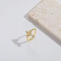 Squisito anello a croce dorato con zirconi su un supporto in pietra - Croce (JZ0462-6) / Oro