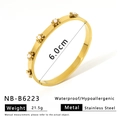 Misura del diametro interno di 6,0 cm del bracciale a margherita in oro 18 carati - Stile Centro Perla Bianca (NB-B6223)