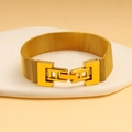 Detalle de pulsera de malla de acero inoxidable dorado con cierre mecánico cuadrado - Pulsera de Malla Milanesa con Hebilla Geométrica de Moda (CK1148) / Dorado