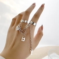 Dettaglio del set di anelli a catena d'argento con ciondoli a cuore e chiave - Set Doppio Anello con Catena a Chiave e Lucchetto a Cuore Punk / Argento