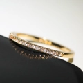 Vue macro des zircons micro-pavés sur une bague mode minimaliste en or rose - US 5 / Doré