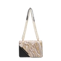 Bolso bandolera minimalista beige y dorado con correa de cadena en fondo blanco - Onda Negra Oro / Negro