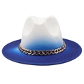 Dettaglio ravvicinato di cappello in feltro sfumato bianco-blu con catena in metallo dorato - M / Bianco+Blu