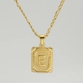 Collier plaqué or 18 carats avec pendentif rectangulaire et lettre E gaufrée - Or Lettre E (Avec Chaîne)