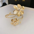 Detail van een verstelbare goudkleurige bloemenarmband met textuur en zirkonia - Gouden Dubbele Bloem Stijl (1# Armband-Goud)