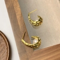 Orecchini a perno con perla dorata testurizzata dal design geometrico e perni in argento 925 - Oro