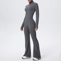 Detailansicht eines tiefgrauen Yoga-Jumpsuits mit Frontreißverschluss und ausgestelltem Bein - S / Dunkelgrau