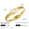 Dettaglio macro del bracciale in acciaio inossidabile placcato oro 18K con fiori - Stile Fiore Traforato a Foglia(NB-B6372)