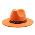 Dettaglio di un cappello fedora arancione in lana con fascia in pelle marrone e borchie - M (56-58cm) / Arancione