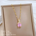Dettaglio della collana d'oro con ciondolo quadrato rosa e intarsio di diamanti su base - Rosa (D302)