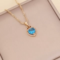 Collar de corazón dorado con gema azul y detalle de corona sobre fondo rosa - Azul Oscuro (2#)